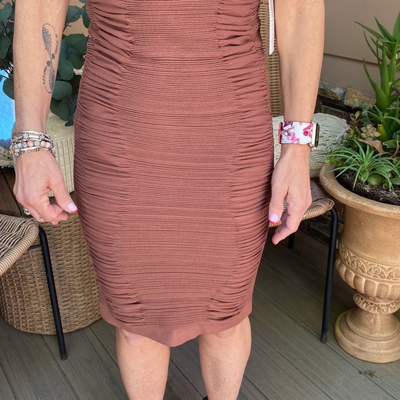 NWT Aura beautiful bodycon stretchy dress with beautiful ruching.Open sexy back - Picture 4 of 9